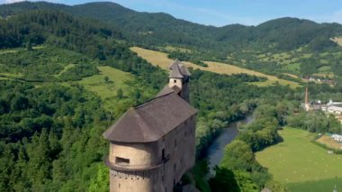 Slovakya 'da Orava Kalesi. Orava Nehri tarafından son derece yüksek ve dik uçurumda Ortaçağ Kalesi.