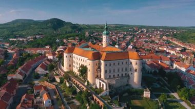 Mikulov Kalesi ve eski kent merkezine Mikulov, South Moravia, Çek Cumhuriyeti Hava görünümünü.