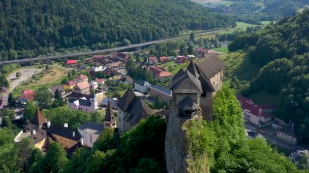 Castillo de Orava en Eslovaquia. Fortaleza medieval sobre acantilado extremadamente alto y empinado junto al río Orava . — Vídeo de stock