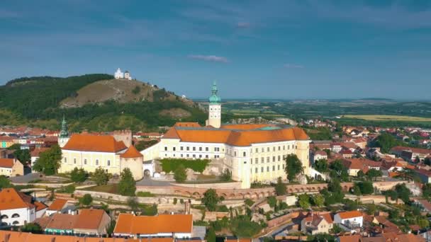 Flygfoto över Mikulov slott och gamla stadskärnan i Mikulov, South Moravia, Tjeckien. — Stockvideo