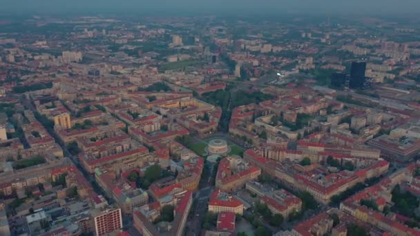 Zagreb, Kroatië-mei, 2019: bovenaanzicht drone schot van Zagreb stad van bovenaf. — Stockvideo