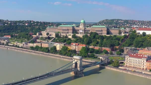 Budapest, Magyarország-május, 2019: antenna a Budapest történelmi központjától gyönyörű építészeti kilátással. — Stock videók