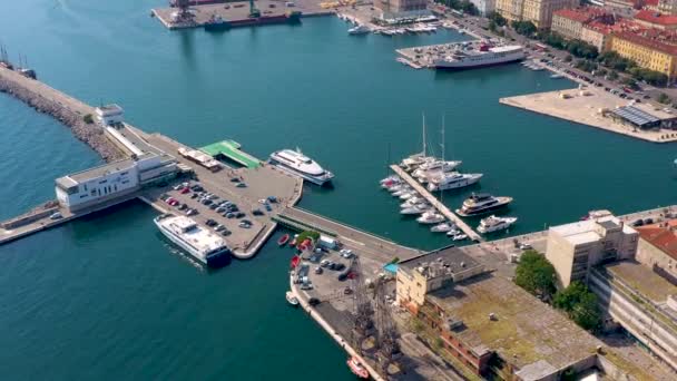 Rijeka, Hırvatistan-Mayıs, 2019: Adriyatik Denizi kıyısında Rijeka Şehir Limanı havadan görünüm drone shot. — Stok video