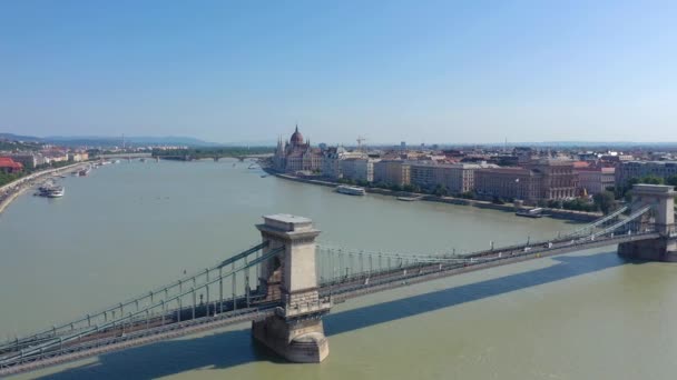 ブダペスト、ハンガリー - 2019年5月:美しい建築とブダペスト市の歴史的中心部の空中ドローンビュー. — ストック動画