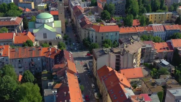 Záhřeb, Chorvatsko-květen, 2019: letecký pohled na záhřebské město z výše. — Stock video