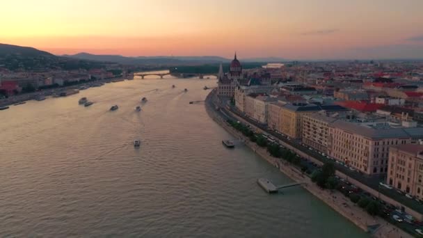 Boedapest, Hongarije-mei, 2019: luchtfoto drone uitzicht van Budapest City Historical Centre met prachtige architectuur. — Stockvideo