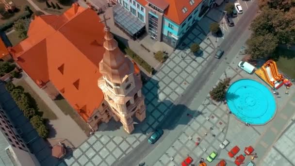 都市の休日の間にスロバキアの町ズヴォレンの航空写真 — ストック動画