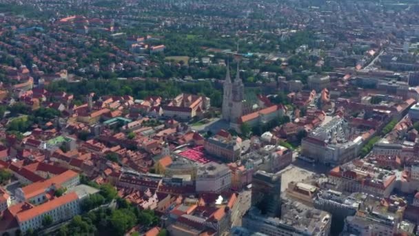 ZAGREB, CROÁCIA - MAIO, 2019: Drone vista aérea tiro da cidade de Zagreb de cima . — Vídeo de Stock