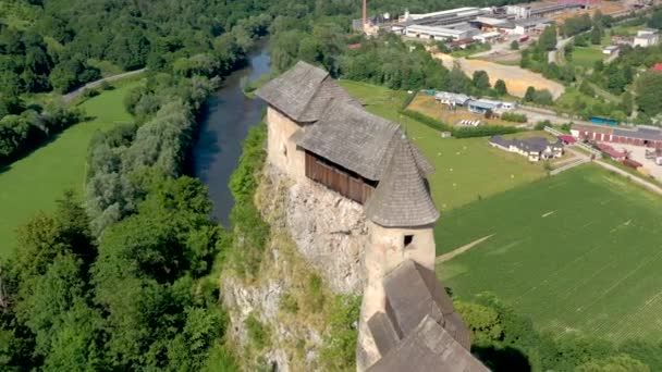 Castelo de Orava na Eslováquia. Fortaleza medieval em penhasco extremamente alto e íngreme junto ao rio Orava . — Vídeo de Stock