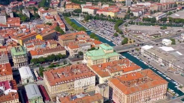 RIJEKA, CROAZIA - MAGGIO 2019: Veduta aerea della città di Fiume sulla costa adriatica. Città dall'alto . — Video Stock