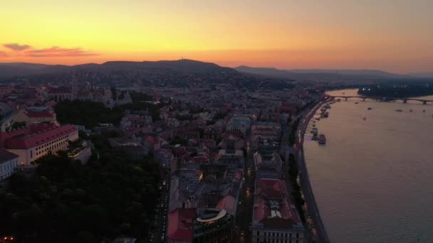 Budapest, ungarn - mai 2019: Drohnenaufnahme des historischen Zentrums von Budapest mit schöner Architektur. — Stockvideo