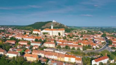 Mikulov Kalesi ve eski kent merkezine Mikulov, South Moravia, Çek Cumhuriyeti Hava görünümünü.