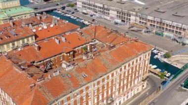Rijeka, Hırvatistan-Mayıs, 2019: Adriyatik Denizi kıyısında Rijeka Şehir havadan görünüm drone vurdu. Yukarıdan şehir.