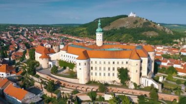 Mikulov Kalesi ve eski kent merkezine Mikulov, South Moravia, Çek Cumhuriyeti Hava görünümünü.