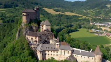 Slovakya 'da Orava Kalesi. Orava Nehri tarafından son derece yüksek ve dik uçurumda Ortaçağ Kalesi.