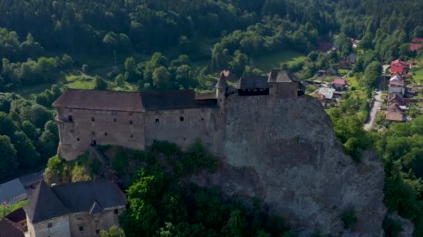 Castelo de Orava na Eslováquia. Fortaleza medieval em penhasco extremamente alto e íngreme junto ao rio Orava . — Vídeo de Stock
