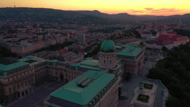 BUDAPEST, HUNGRÍA - MAYO, 2019: Vista aérea del centro histórico de Budapest con hermosa arquitectura . — Vídeos de Stock