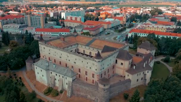 Letecký pohled na hrad ve slovenském městě zvolen obklopený horami. — Stock video
