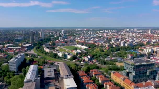 Zagreb, Hırvatistan-Mayıs, 2019: Zagreb şehrinin havadan görünüm drone çekimi. — Stok video