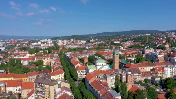 Zagreb, Kroatië-mei, 2019: bovenaanzicht drone schot van Zagreb stad van bovenaf. — Stockvideo