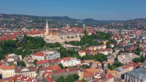 Budapest, Magyarország-május, 2019: antenna a Budapest történelmi központjától gyönyörű építészeti kilátással. — Stock videók