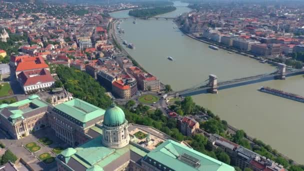 헝가리 부다페스트 - 2019년 5월: 아름다운 건축물이 있는 부다페스트 시내 역사 센터의 공중 드론 전경. — 비디오