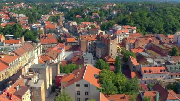 Zagreb, Hırvatistan-Mayıs, 2019: Zagreb şehrinin havadan görünüm drone çekimi. — Stok video