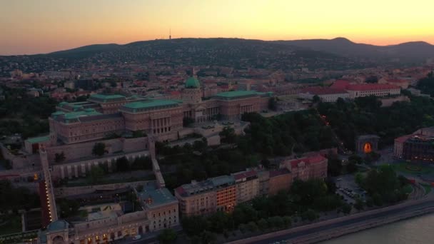 Budapeszt, Węgry-maj, 2019: widok z lotu ptaka na zabytkowe centrum Budapesztu z piękną architekturą. — Wideo stockowe