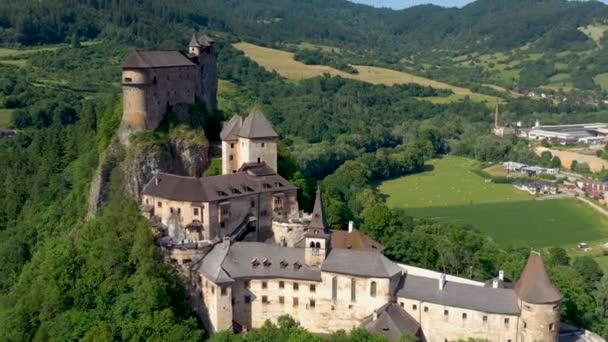 Castillo de Orava en Eslovaquia. Fortaleza medieval sobre acantilado extremadamente alto y empinado junto al río Orava . — Vídeo de stock