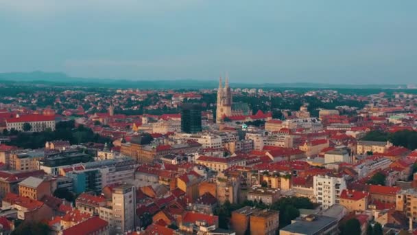 Záhřeb, Chorvatsko-květen, 2019: letecký pohled na záhřebské město z výše. — Stock video