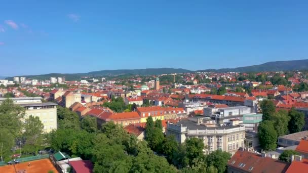 ZAGREB, CROÁCIA - MAIO, 2019: Drone vista aérea tiro da cidade de Zagreb de cima . — Vídeo de Stock