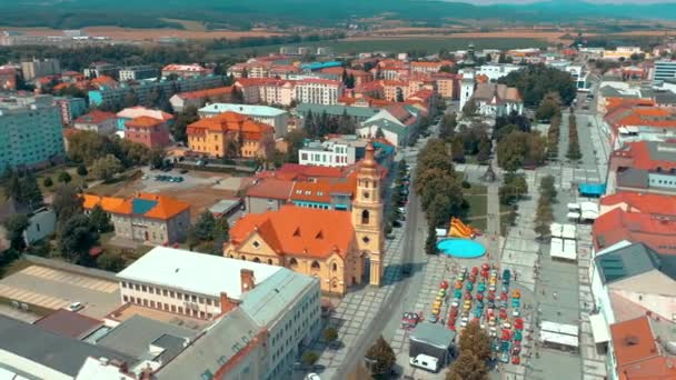 Vista aérea da cidade de eslovaco Zvolen durante umas férias de cidade — Vídeo de Stock