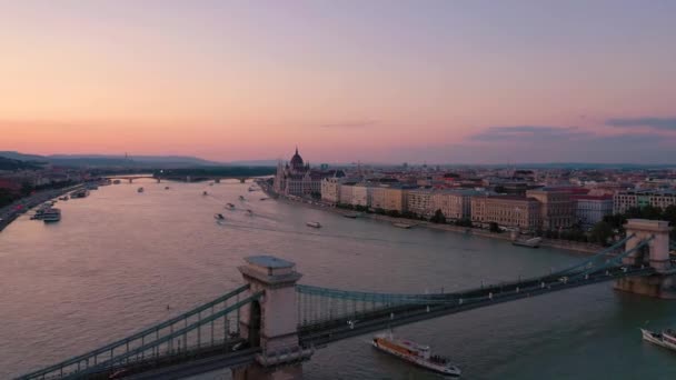 Budapest, Ungern-maj, 2019: Flygdrönarvy över Budapests historiska centrum med vacker arkitektur. — Stockvideo