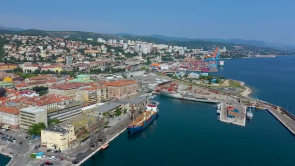 Rijeka, Kroatië-mei, 2019: bovenaanzicht drone schot van Rijeka stad aan de kust van de Adriatische Zee. Stad van bovenaf. — Stockvideo
