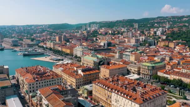 Rijeka, Chorwacja-maj, 2019: widok z lotu ptaka strzał z Rijeki na wybrzeżu Morza Adriatyckiego. Miasto z góry. — Wideo stockowe