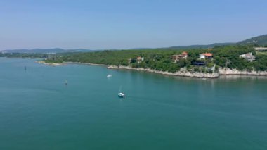 Trieste, İtalya yakınlarındaki Sea Shore. Eski Kale harabeleri havadan drone görünümü