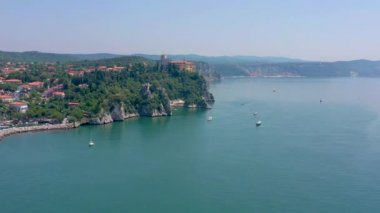 Trieste, İtalya yakınlarındaki Sea Shore. Eski Kale harabeleri havadan drone görünümü