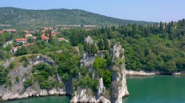 Trieste, İtalya yakınlarındaki Sea Shore. Eski Kale harabeleri havadan drone görünümü
