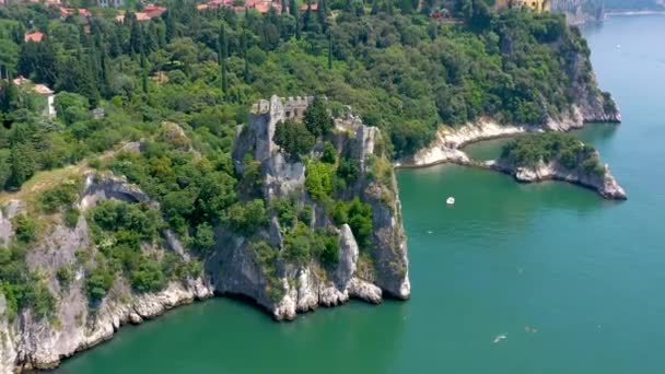 トリエステ近くの海岸 イタリア 古い要塞の遺跡の空中ドローンビュー — ストック動画