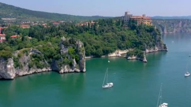 Trieste, İtalya yakınlarındaki Sea Shore. Eski Kale harabeleri havadan drone görünümü