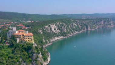 Trieste, İtalya yakınlarındaki Sea Shore. Eski Kale harabeleri havadan drone görünümü
