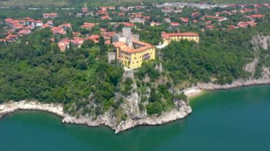 Trieste, İtalya yakınlarındaki Sea Shore. Eski Kale harabeleri havadan drone görünümü