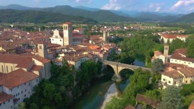 Udine Province, İtalya - Haziran, 2019: Küçük Kasabanın Havadan Panorama Drone Görünümü