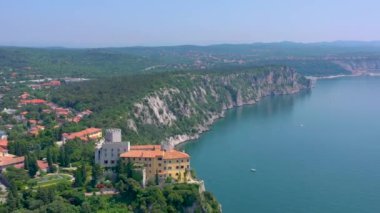 Trieste, İtalya yakınlarındaki Sea Shore. Eski Kale harabeleri havadan drone görünümü