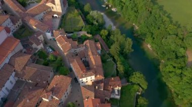 Udine Province, İtalya - Haziran, 2019: Küçük Kasabanın Havadan Panorama Drone Görünümü