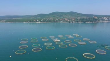 Trieste yakınlarındaki Deniz Kıyısında Balıkçılık Dişli, İtalya