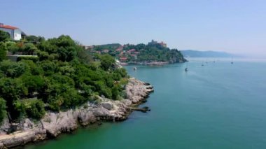 Trieste, İtalya yakınlarındaki Sea Shore. Eski Kale harabeleri havadan drone görünümü