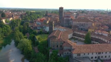 Udine Province, İtalya - Haziran, 2019: Küçük Kasabanın Havadan Panorama Drone Görünümü