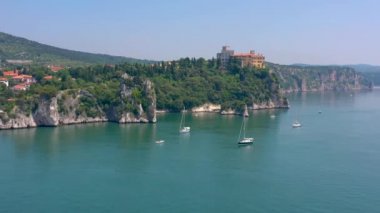 Trieste, İtalya yakınlarındaki Sea Shore. Eski Kale harabeleri havadan drone görünümü