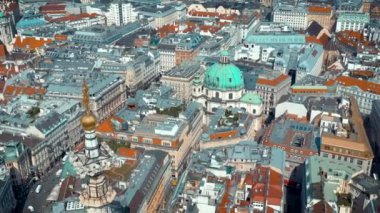 Viyana, Avusturya-Haziran, 2019: şehir silueti hava atışı. Katedraller ve şehir manzarası